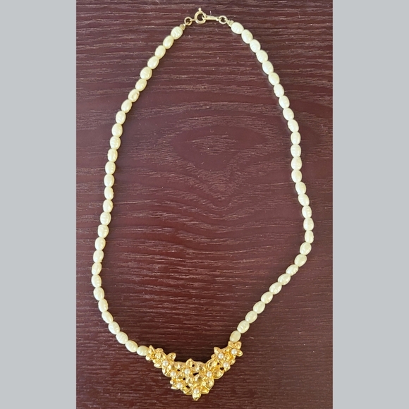 Pearl Necklace with Golden Flower Detailing - Picture 1 of 4